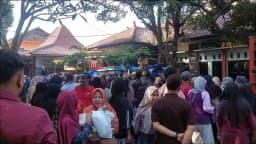 Rela Berdesakan, Ratusan Warga Kudus Serbu Pasar Murah