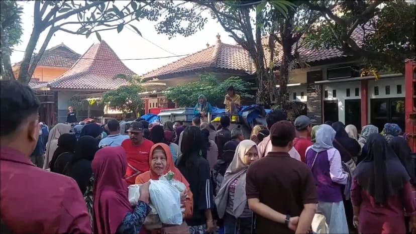 Rela Berdesakan, Ratusan Warga Kudus Serbu Pasar Murah